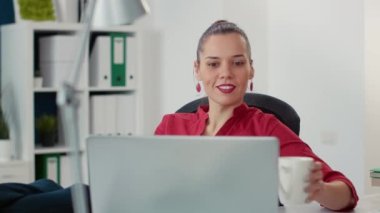 Bilgisayarda iş istatistikleriyle çalışan satış asistanı