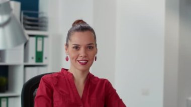 Satış yönetimiyle çalışan şirket çalışanlarının portresi