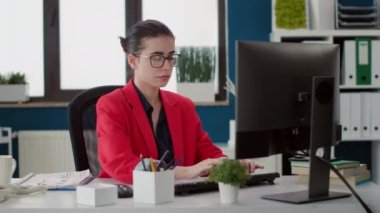 Proje üzerinde çalışmak için akıllı telefondan internet üzerinden satış danışmanı taraması