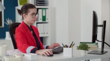 Bilgisayar üzerinde iş çizelgeleriyle çalışan proje yöneticisi