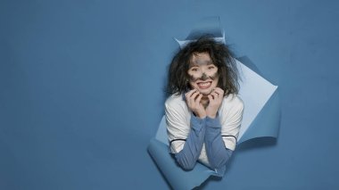 Çatlak kadın kimyager dilini çıkarıp deli gibi davranıyor.