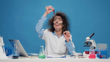 Stüdyoda mikroskopla çalışan aptal kadın kimyager.