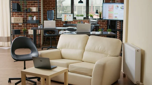Pas de personnes dans un lieu de travail vide avec canapé et ordinateurs — Photo