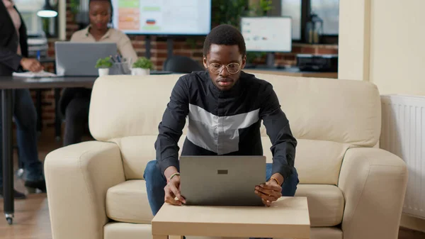 Africano americano homem de negócios usando laptop para trabalhar no projeto — Fotografia de Stock