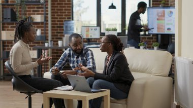 İş stratejisi planlamak için beyin fırtınası yapan bir grup çalışan.