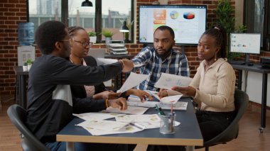 Afrika kökenli Amerikan girişim ekibi iş yaratmak için takım çalışması yapıyor.