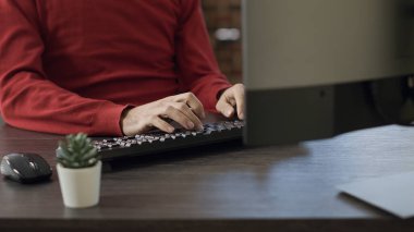 Bilgisayarda dosya analizi kullanan bir erkek ofis çalışanı.