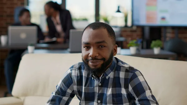 Porträt eines lächelnden Afroamerikaners im Amt — Stockfoto