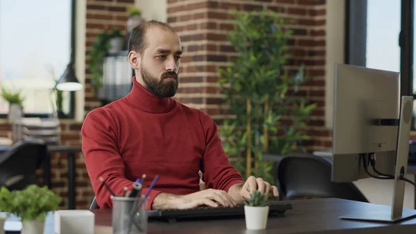 Analizi geliştirmek için bilgisayar kullanan bir ofis çalışanının portresi — Stok fotoğraf