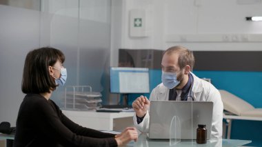 Genç hasta sağlık kontrolüne katılıyor.