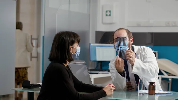 General practitioner explaining bones radiography scan — Stock Photo, Image