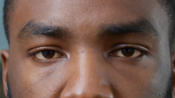 カメラで茶色の目を示す若い男のマクロショット — ストック写真