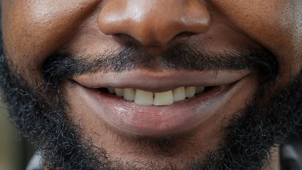 Makro ujęcie człowieka poruszającego ustami przed kamerą — Zdjęcie stockowe
