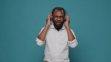 Havalı, mutlu adam müzik setini kulaklıkla dinliyor.