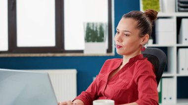 Ofis çalışanı dizüstü bilgisayardaki yönetim stratejisini analiz ediyor