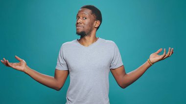 Kararsız model ne yapıyor bilmiyorum kamera önünde jest mi?