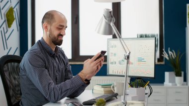 İstatistikli akıllı telefon uygulaması üzerinde çalışan finans asistanı