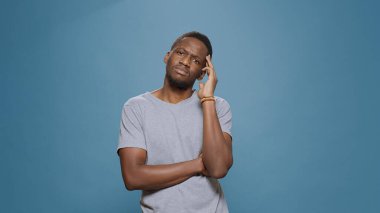 Kameranın önünde çözüm bulmak için fikir üreten düşünceli bir model.