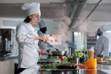 Aşçıbaşı, profesyonel mutfakta yemek servisi için gurme yemeği pişiriyor..