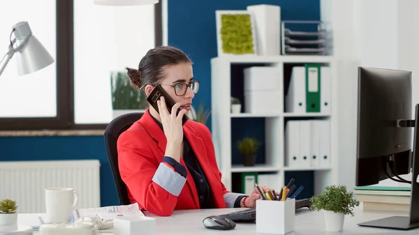 Donna d'affari utilizzando lo smartphone per parlare al telefono — Foto Stock