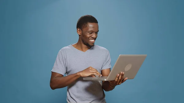 Vrolijke persoon surfen op internet op laptop computer — Stockfoto
