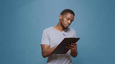 Mali analist pano belgeleri üzerine notlar alıyor