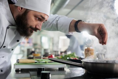 Profesyonel mutfak çeşnili gurme konusunda gastronomik uzman. Güzel bir restoranda servis ediliyor..