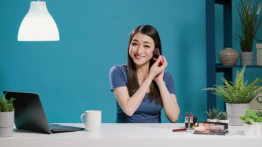 Güzellik Etkilendirici kameraya makyaj videosu kaydediyor