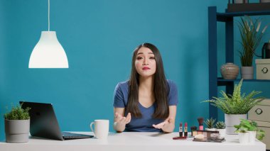 İçerik oluşturucu kozmetikle güzellik vlog 'unu kaydediyor