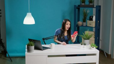 İçerik oluşturucu çevrimiçi podcast çekiyor ve iyi haberler okuyor