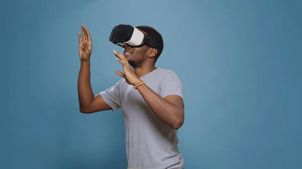 Uomo moderno utilizzando vr occhiali con software futuristico augurata — Foto Stock