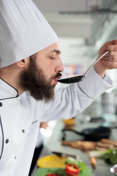 Jefe chef degustación delicioso plato gourmet cocinado en cocina profesional y servido en el servicio de cena en restaurante de alta cocina. —  Fotos de Stock