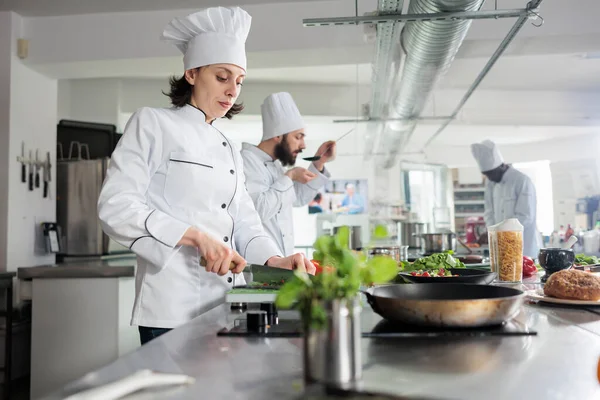 Sous chef preparando enfeite vegetal fresco para prato gourmet servido no serviço de jantar no restaurante. — Fotografia de Stock