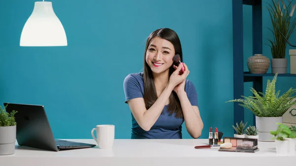 Skönhet influencer inspelning makeup tutorial video på kameran — Stockfoto