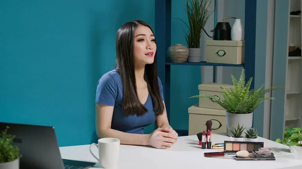 Asian influencer filming makeup tutorial video in studio — Stock Photo, Image