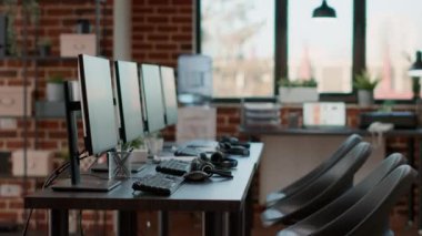 Tele pazarlama teknolojisi olan müşteri hizmetleri bürosunda kimse yok.