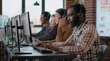 Çağrı merkezinde çalışan Afrikalı Amerikalı bir adam.