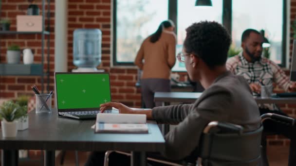 Empleado de la compañía analizando pantalla verde en el ordenador portátil — Vídeos de Stock