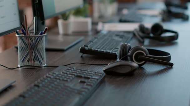 Auriculares de audio utilizados por los agentes del centro de llamadas para ayudar a los clientes — Vídeos de Stock
