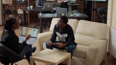 İş arkadaşları mali büyüme planlamak için pazarlama istatistiklerini kullanıyor