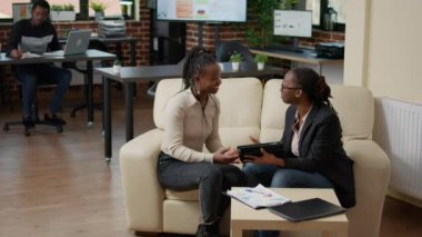 Şirket çalışanları iş başarısını kutlamak için beşlik çakıyor.