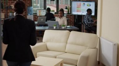 Dizüstü bilgisayardaki satış raporlarına bakan kadın yönetici.