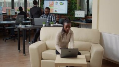 Finansal analiz planlamak için dizüstü bilgisayarda çalışan kadın çalışan.