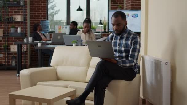 Młody człowiek pracuje z laptopem do tworzenia inwestycji finansowych — Wideo stockowe