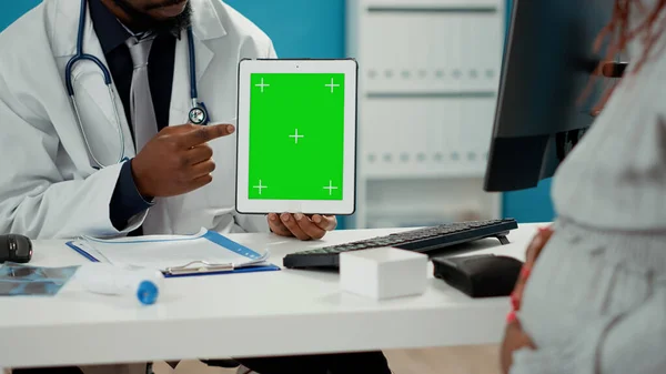 Obstétricien masculin utilisant le modèle d'écran vert sur l'affichage de la tablette — Photo
