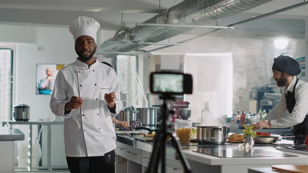 Αφρο-αμερικανός σεφ ηχογράφηση μαγειρικής εκπομπή τηλεόραση — Φωτογραφία Αρχείου