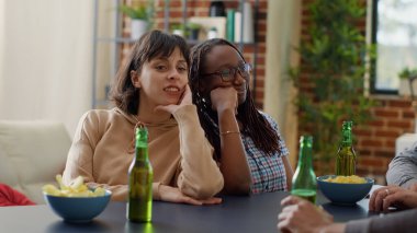 Mutlu insanlar içkilerle eğlenceli sohbetler yapıyorlar.