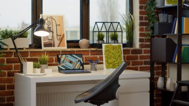 Dizüstü bilgisayarı ve iç dekorasyonu olan boş bir masa yok.