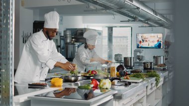 Otantik fırın biberiyeli gurme yemeği hazırlıyor