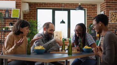 Çok ırklı bir grup insan satranç oyunuyla eğleniyor.